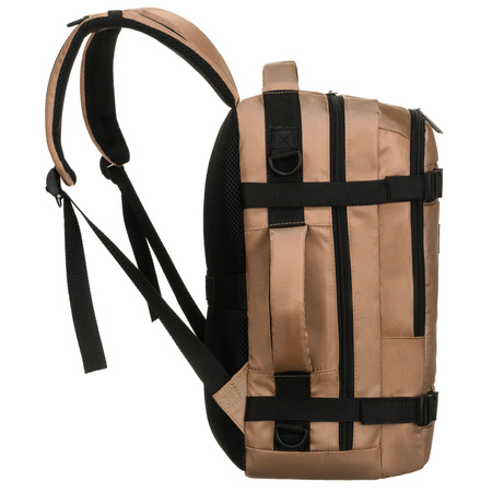 Reise-Rucksack aus Polyester in Beige, aufgehängt an atmungsaktiven Trägern – Peterson