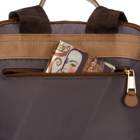 Damen-Rucksack in Grau, an verstellbaren Trägern hängend und mit Reißverschluss geschlossen - Peterson