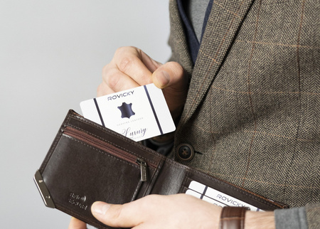 Herren Geldbörse Querformat mit silbernem Akzent aus Glattleder – Rovicky
