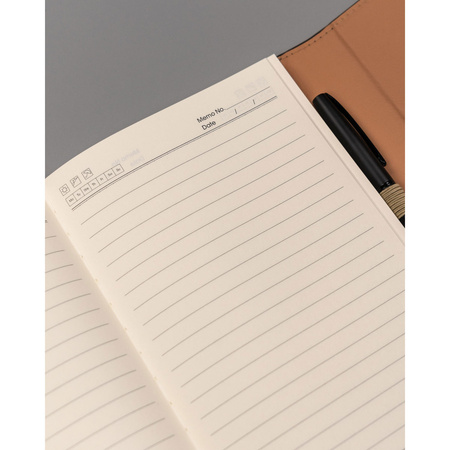 Geschenkset: Schwarzer Notizblock mit Linien und eleganter schwarzer Kugelschreiber – Peterson