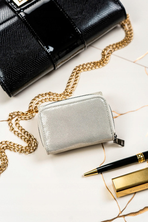 Kleine Damen Geldbörse aus Leder mit Reißverschluss und Druckknopf – Lorenti