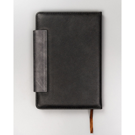 Schwarz-graues Notizbuch im A5-Format mit Magnetverschluss, liniert – Peterson