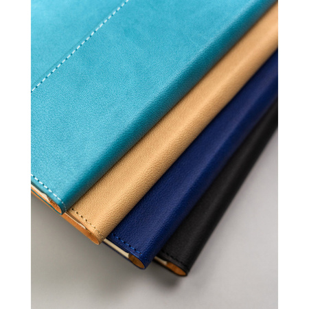 Geschenkset: Marineblauer Notizblock mit Linien, Magnetverschluss und eleganter schwarzer Kugelschreiber – Peterson