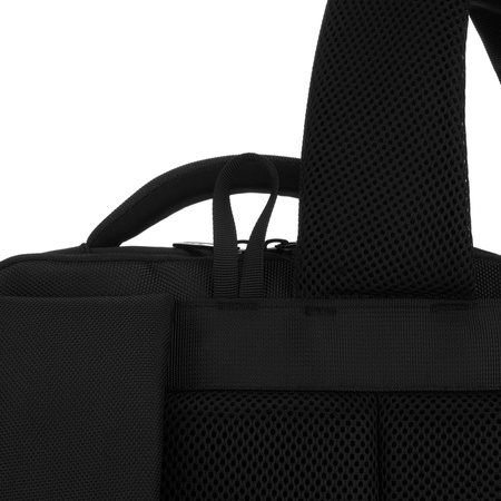 Reise-Rucksack aus Polyester in Schwarz, aufgehängt an verstellbaren Schultergurten – Peterson