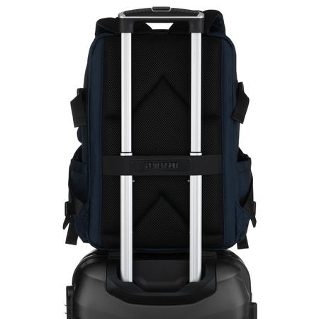 Dunkelblauer Reise-Rucksack aus Polyester mit Laptopfach, aufgehängt an verstellbaren Schultergurten – Peterson