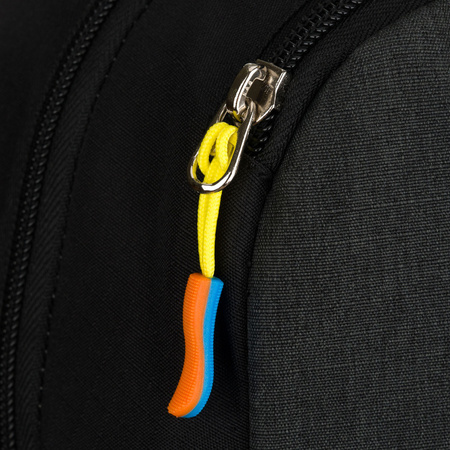 Schwarzer, touristischer Rucksack mit verstellbaren Trägern - Peterson