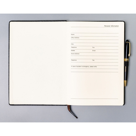 Schwarzes Notizbuch im Format B5, bedruckt mit Punkten, ausgestattet mit einem Verschlussgummi – Peterson