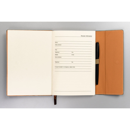 Geschenkset: Türkiser Notizblock mit Magnetverschluss und schwarzer Kugelschreiber – Peterson