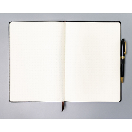 Schwarzes Notizbuch im Hardcover-Format B5, gepunktet – Peterson