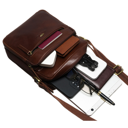 Städtische Herren-Umhängetasche aus Naturleder in Braun, aufgehängt an einem verstellbaren Gürtel – Peterson