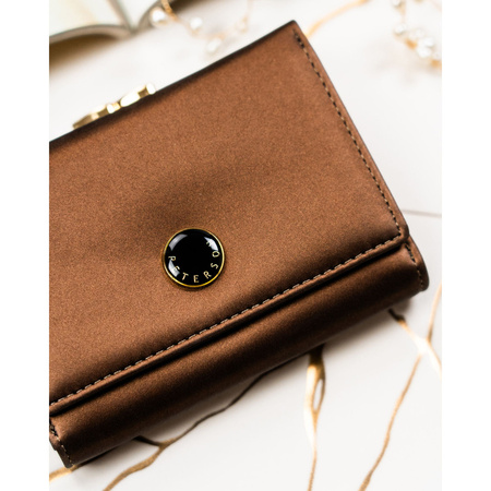 Mittelgroße Damen-Geldbörse aus Natur- und Öko-Leder in brauner Farbe, mit Bügel und Druckknopf verschließbar – Peterson