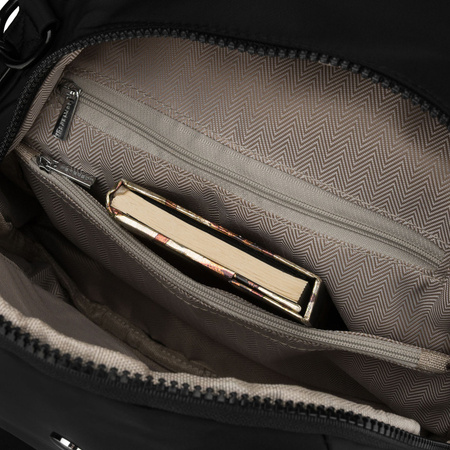 Städtischer, schwarzer Damen-Rucksack aus Polyester, an verstellbaren Trägern befestigt – Peterson