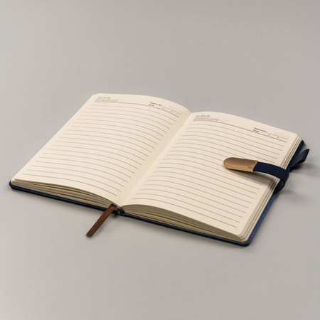 Geschenkset: Elegantes A5-Linien-Notizbuch in Marineblau mit schwarzem Kugelschreiber – Peterson