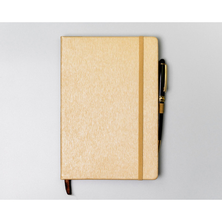 Beigefarbenes Notizbuch im A5-Format, bedruckt mit Punkten, ausgestattet mit einem Verschlussgummi – Peterson