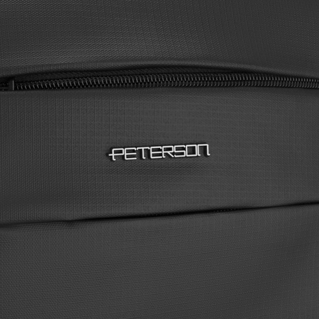 Großer Reise-Rucksack in Schwarz mit Laptopfach, mit Reißverschluss geschlossen - Peterson