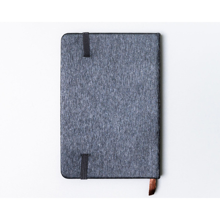 Notizbuch im A6-Format in Grau, liniert und mit einem Gummibandverschluss ausgestattet – Peterson