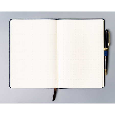 Notizbuch A5 in Marineblau, ausgestattet mit einem Gummibandverschluss – Peterson