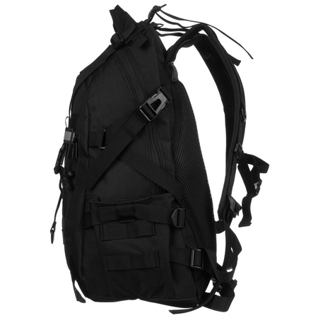 Sportlicher Militärrucksack in Schwarz, aufgehängt an verstellbaren Schultergurten - Peterson