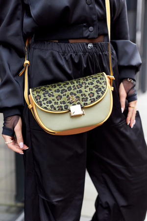 Damen Umhängetasche mit Halbmond-Klappe – LuluCastagnette