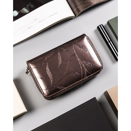 Kleine, vertikale Damen Geldbörse aus lackiertem Leder mit Blättermotiv – Pierre Cardin