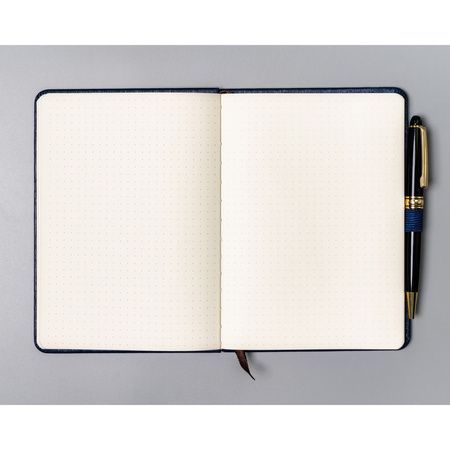 Notizbuch mit festem Einband im B6-Format in Marineblau, bedruckt mit Punkten - Peterson