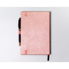 Rosa Notizbuch im A5-Format, bedruckt mit Punkten, ausgestattet mit einem Verschlussgummi - Peterson