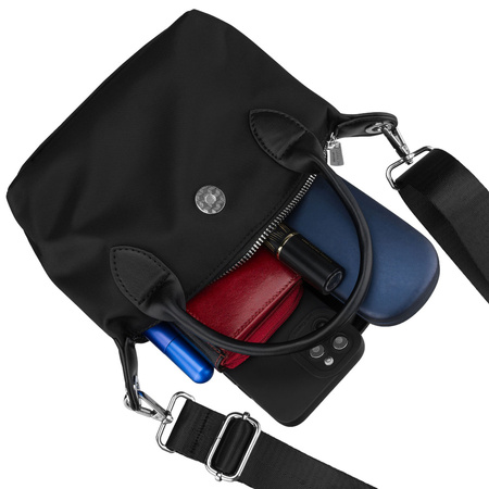 Schwarze Damen-Umhängetasche aus Polyester, aufgehängt an einem breiten Gürtel und handlichen Griffen - Peterson