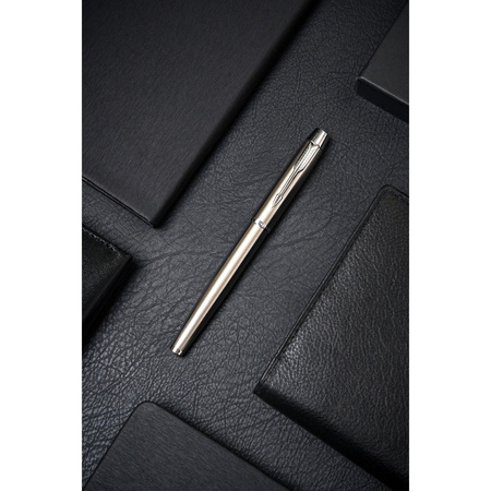 Metallkugelschreiber in Silberfarbe mit schwarzer Mine – Peterson