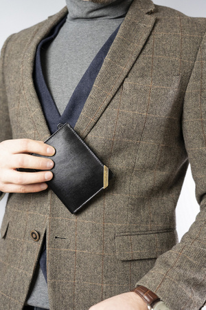 Herren Geldbörse Hochformat aus Glattleder mit goldenem Akzent – Rovicky