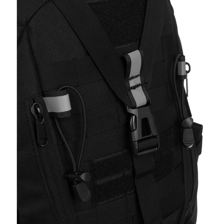 Sportlicher Militärrucksack in Schwarz, aufgehängt an verstellbaren Schultergurten - Peterson