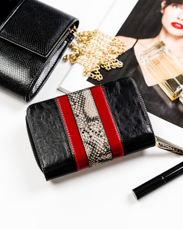 Hochformat Damen Geldbörse aus Leder mit Schlangenprägung – Peterson