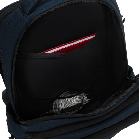 Dunkelblauer Reise-Rucksack aus Polyester mit Laptopfach, aufgehängt an verstellbaren Schultergurten – Peterson