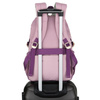 Weicher Schulrucksack aus Polyester in weiß-lila Farbe, aufgehängt an verstellbaren Trägern - Peterson