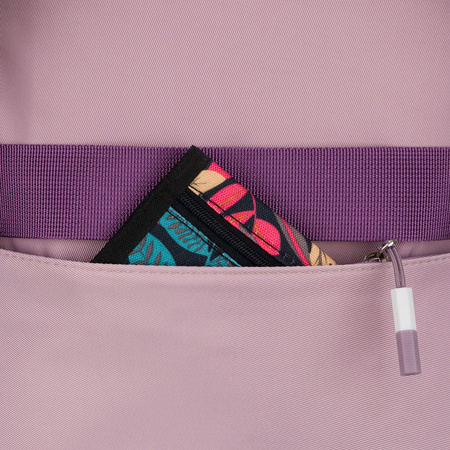 Weicher Schulrucksack aus Polyester in weiß-lila Farbe, aufgehängt an verstellbaren Trägern - Peterson