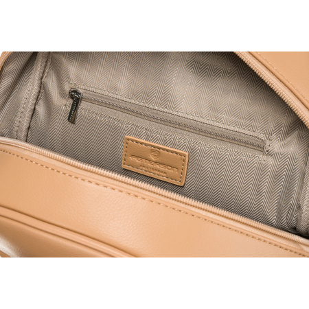 Kleiner beiger Damen Rucksack mit Steppung, silbernen Nieten und modischem Anhänger aus Öko-Leder – Peterson