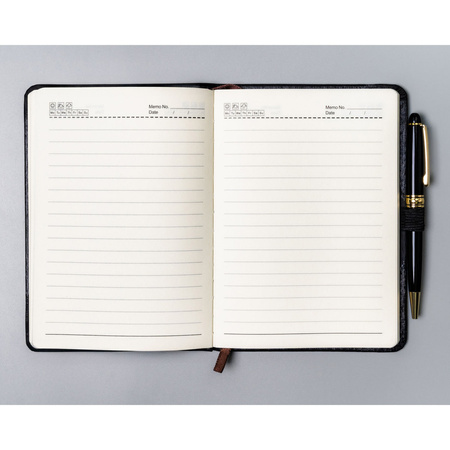 Schwarzes Notizbuch im B6-Format, liniert, mit Gummibandverschluss - Peterson