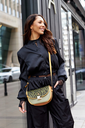 Damen Umhängetasche mit Halbmond-Klappe – LuluCastagnette