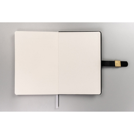 Geschenkset: Schwarzes Notizbuch mit Linien, Magnetverschluss und schwarzer Kugelschreiber – Peterson