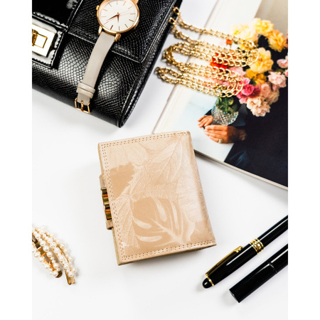 Kleine, beige Damen-Geldbörse, mit Bügelverschluss und Druckknopf geschlossen, mit Pflanzenmuster bedeckt – Peterson