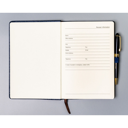 Notizbuch A5 in Marineblau, ausgestattet mit einem Gummibandverschluss – Peterson