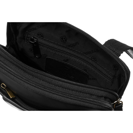 Zweifach unterteilte, schwarze Herren-Umhängetasche aus Naturleder, aufgehängt an einem verstellbaren Gürtel – Peterson