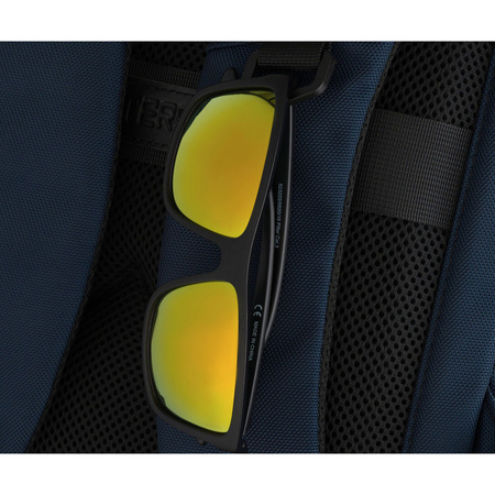 Dunkelblauer Reise-Rucksack aus Polyester mit Laptopfach, aufgehängt an verstellbaren Schultergurten – Peterson