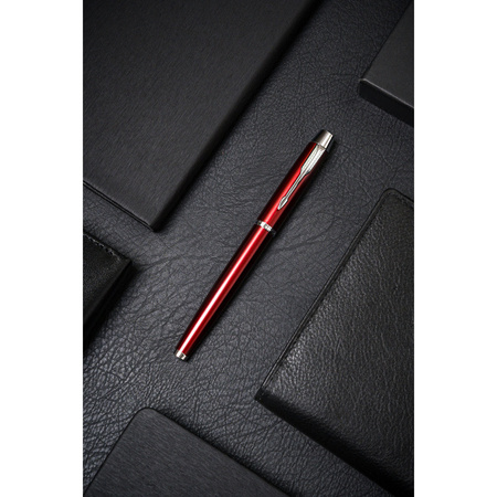 Metallkugelschreiber in rot-silberner Farbe mit schwarzer Mine – Peterson