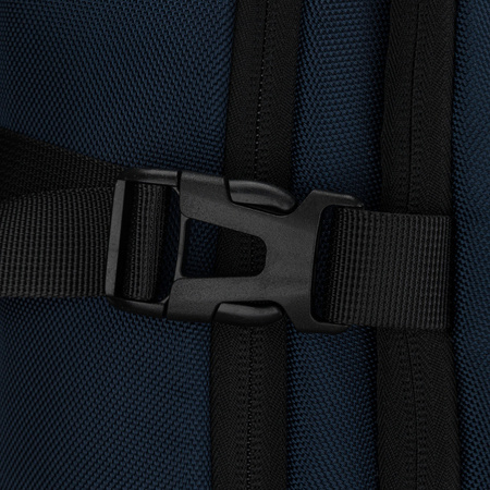 Dunkelblauer Reise-Rucksack aus Polyester mit Laptopfach, aufgehängt an verstellbaren Schultergurten – Peterson