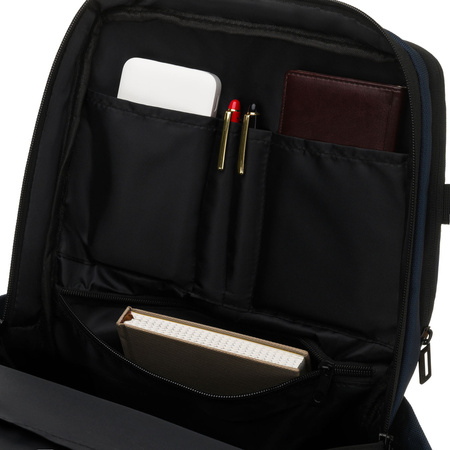 Dunkelblauer Reise-Rucksack aus Polyester mit Laptopfach, aufgehängt an verstellbaren Schultergurten – Peterson