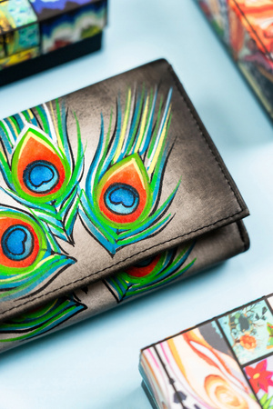 Geräumige Damen Geldbörse aus Leder mit Pfauenfeder-Muster – Rovicky