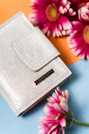 Kleine Damen Geldbörse aus Leder mit Bügel- und Druckknopf – Lorenti