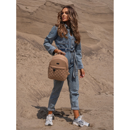 Kleiner beiger Damen Rucksack mit Steppung, silbernen Nieten und modischem Anhänger aus Öko-Leder – Peterson