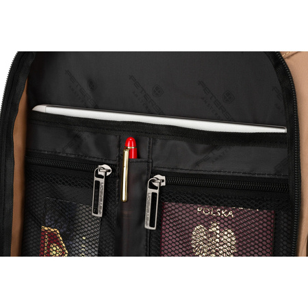 Reise-Rucksack aus Polyester in Beige, aufgehängt an atmungsaktiven Trägern – Peterson