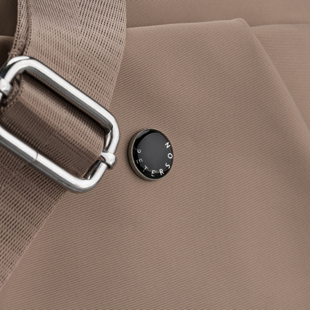 Beigefarbene, handliche Damen-Umhängetasche aus Polyester, aufgehängt an einem breiten Gürtel – Peterson